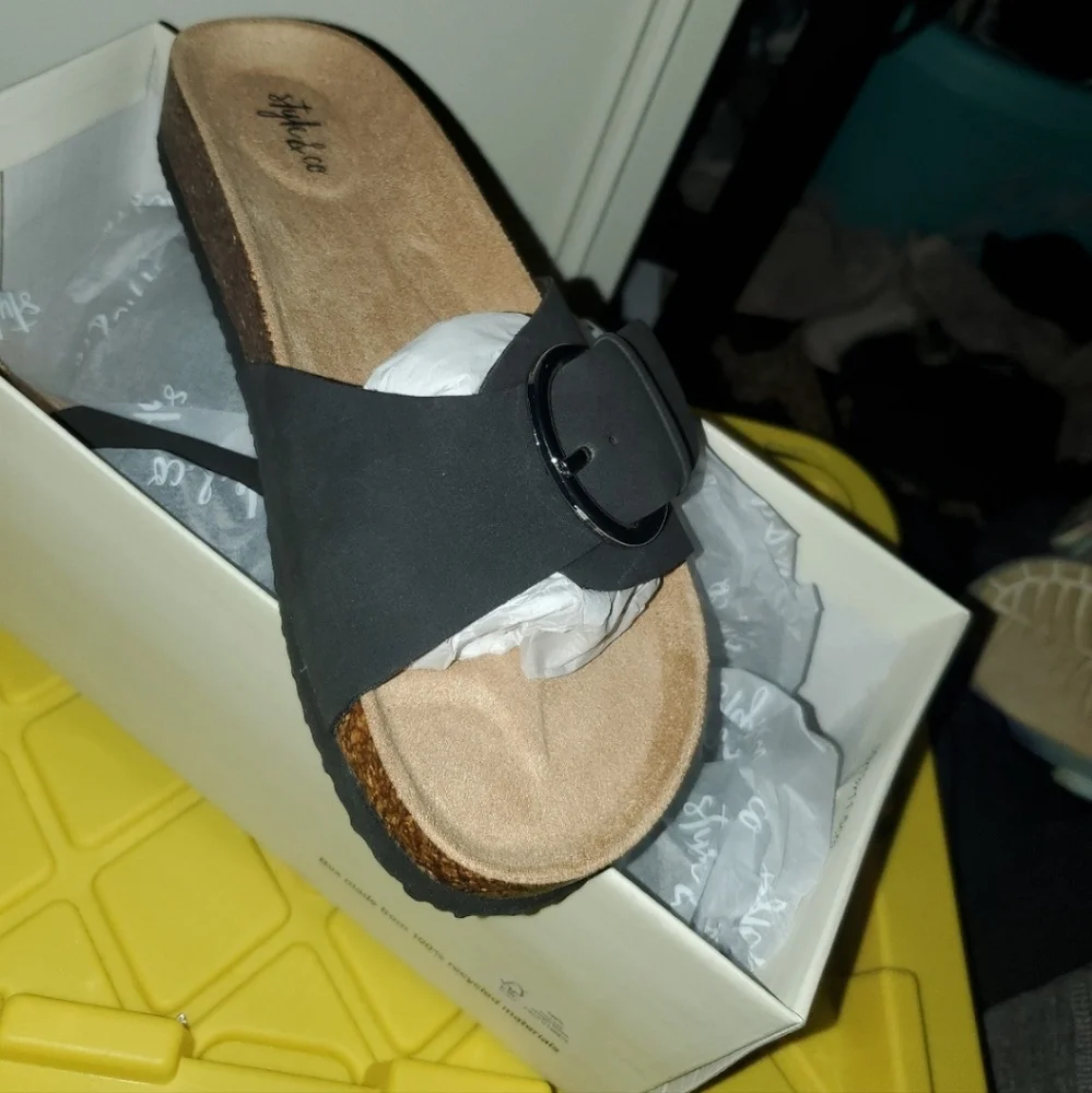 Sandals - Picture 1 of 3